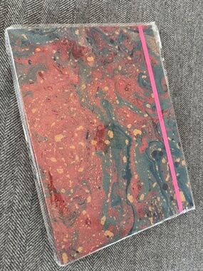NWT, ROOST, MARBLEIZED COVERED NOTEBOOK WITH PINK ELASTIC CLOSURE, LINED INSIDE